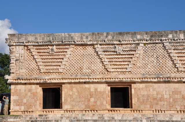 Ornamentación de los edificios Puuc, comúnmente concentrada en la parte superior de la fachada.