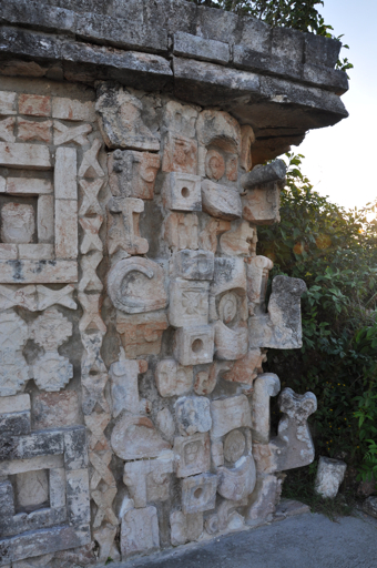 Mascarón estilo Puuc; representa al dios de la lluvia y es uno de los símbolos religiosos más antiguos del arte maya.