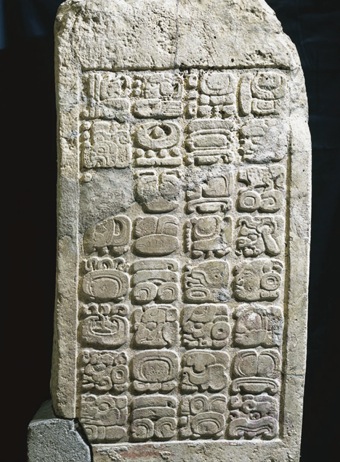 Jeroglíficos tallados por mayas