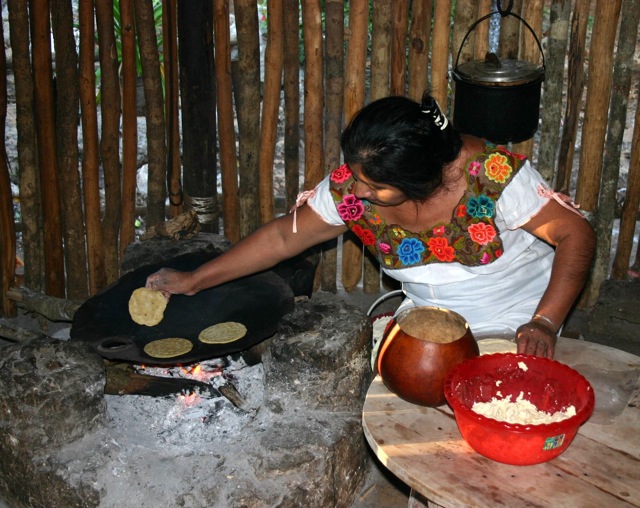 Mujer prepara tortillas en Playa del Carmen.