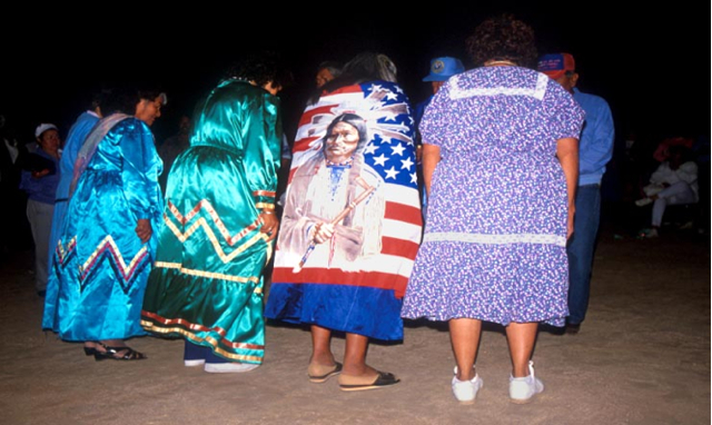 Mujeres yumanas de México bailando con mujeres yumanas de Estados Unidos.