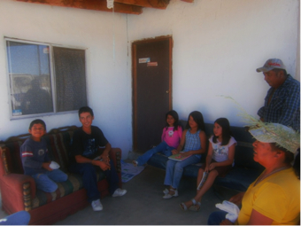 
Niños paipai de San Isidoro, aprendiendo su lengua en Valle de la Trinidad, Baja California.