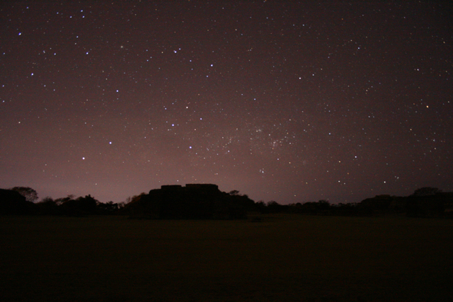 Observación de la constelación de la región sur de la bóveda celeste desde el Patio Hundido