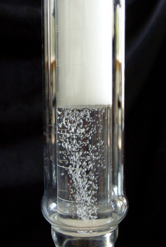 Columna de espuma y pompas de jabón.