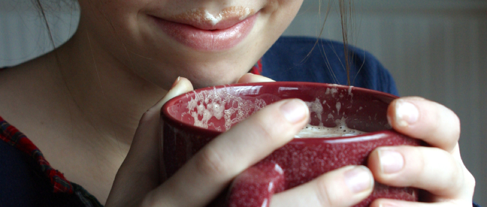Producción de espuma en el chocolate con el molinillo tradicional