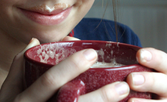 Producción de espuma en el chocolate con el molinillo tradicional