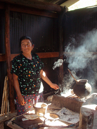 Crescencia cocinando