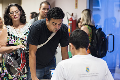 ¿Vale la pena pensar en democracia? Imágenes de estudiantes universitarios