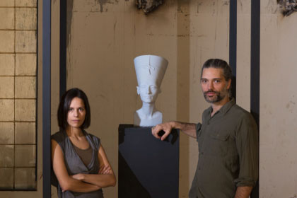 Figura 6. Los artistas alemanes Nora Al–Badri y Jan Nikolai Nelles con su reproducción del busto de Nerfertiti.

