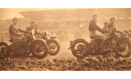 Foto 2. Policías mexicanos, acróbatas de las motocicletas. 4 de Abril de 1940, Revista Estadio. 