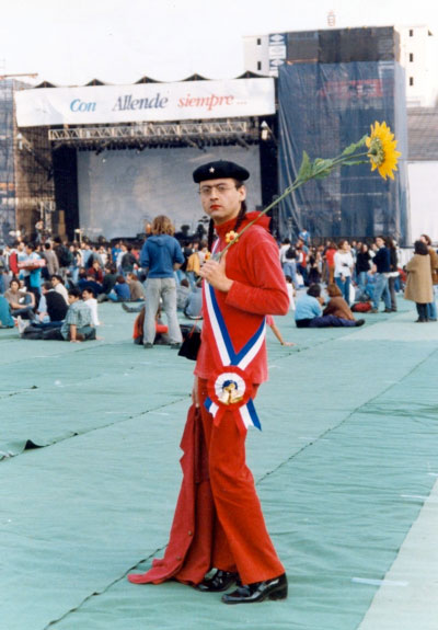 Foto 5. Victor Hugo Robles, el Ché de los Gays homenajea al Presidente Salvador Allende. 4 de septiembre de 1998, fotografía de María Jara.