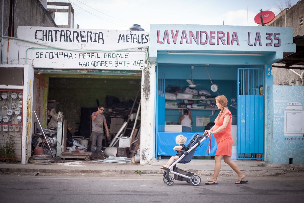 Mujer con carriola e hija