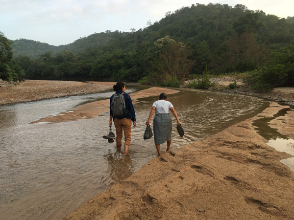 Caminata por el río