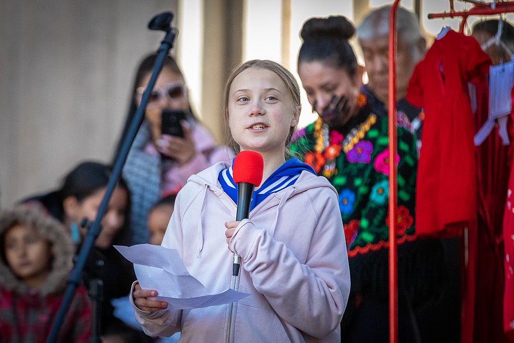 reta Thunberg se dirige a los huelguistas climáticos en el Civic Center Park de Denver