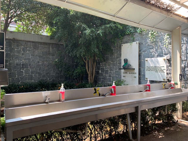 Entrada a la Facultad de Filosofía y Letras, UNAM