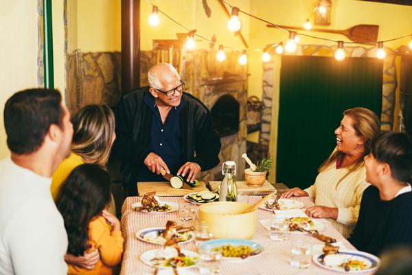 Familia reunida en torno a la comida